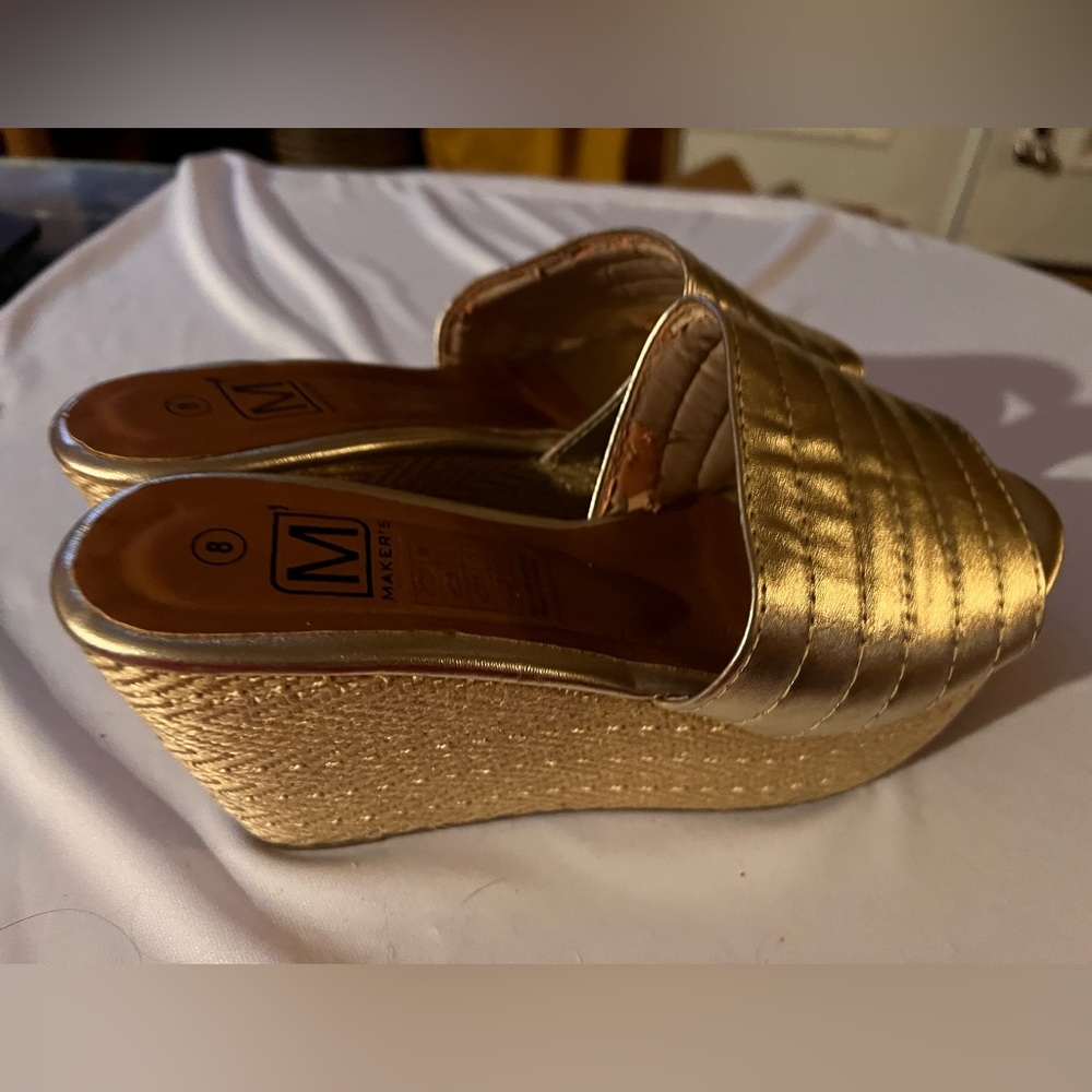 Maker’s gold platform slides